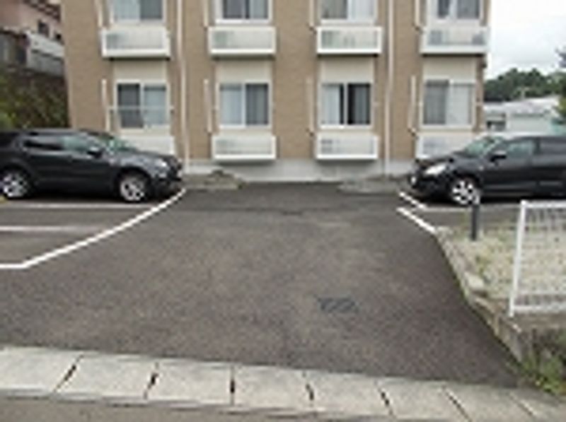 レオパレスＫウイング 駐車場