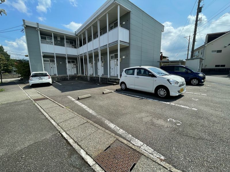 レオパレスこもれび 駐車場