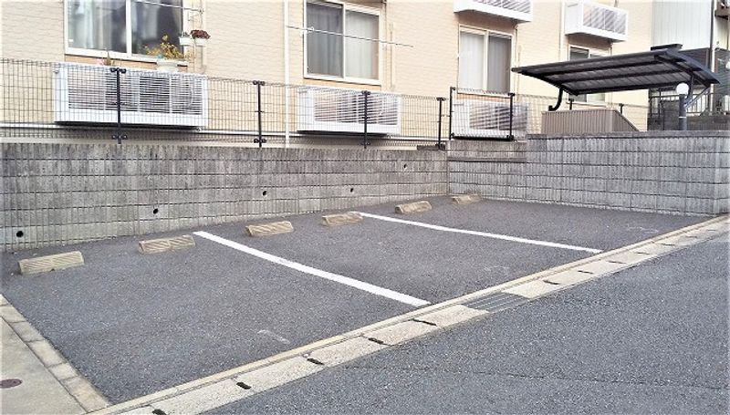 レオパレス鷹之台 駐車場