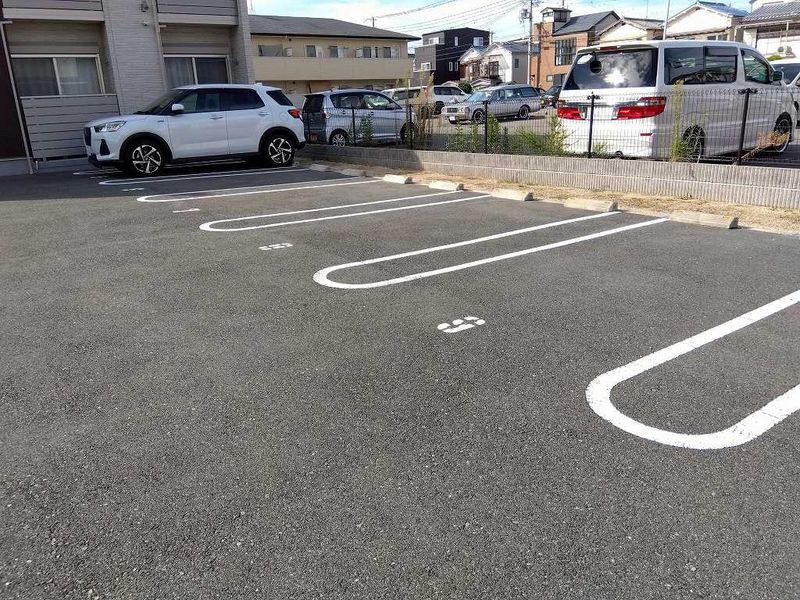 クレイノルピナス参番館 駐車場