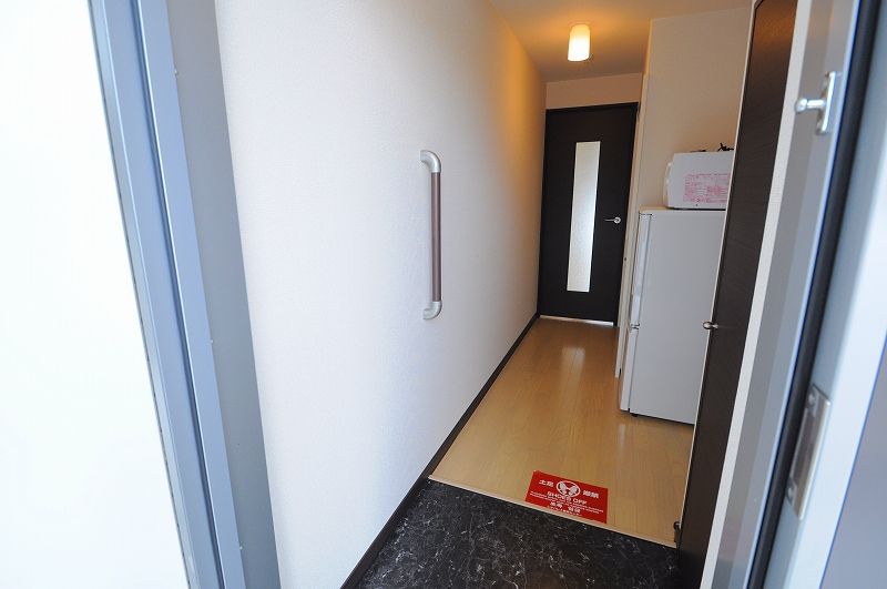 クレイノトニワン 玄関
