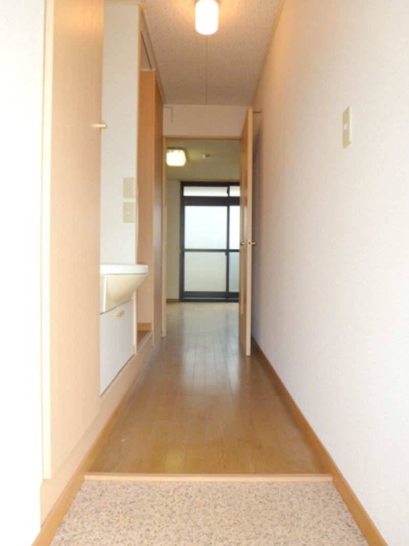 レオパレスやませ 玄関