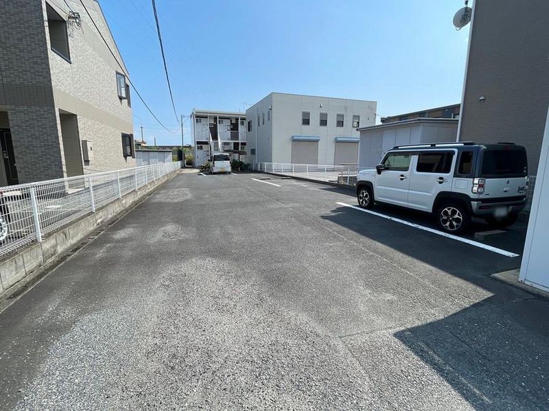 レオパレスブルースカイⅣ 駐車場