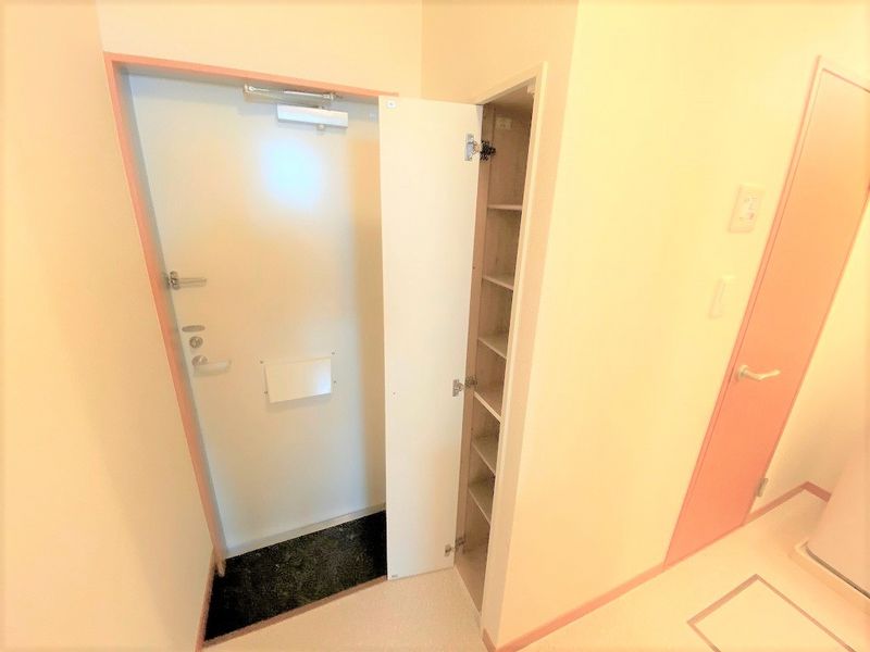 レオパレスレラカムイ 玄関