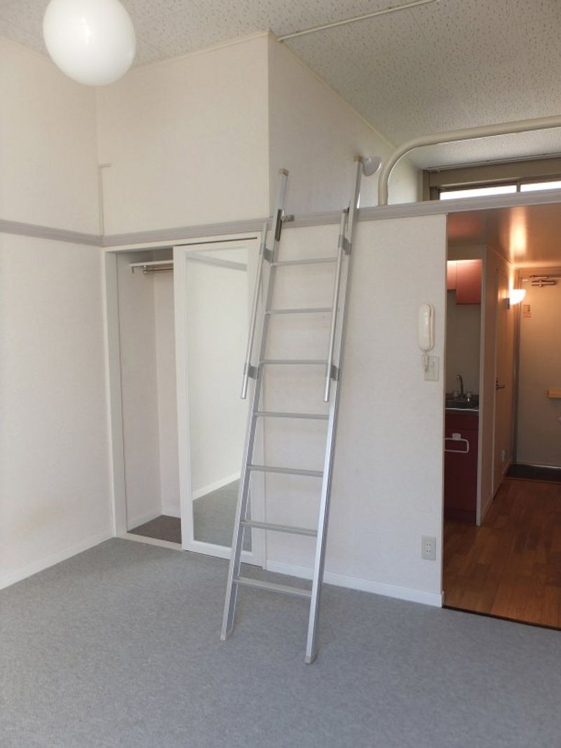 レオパレスワールド稔台 居間