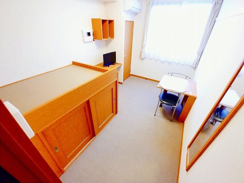 レオパレス堀田 居間