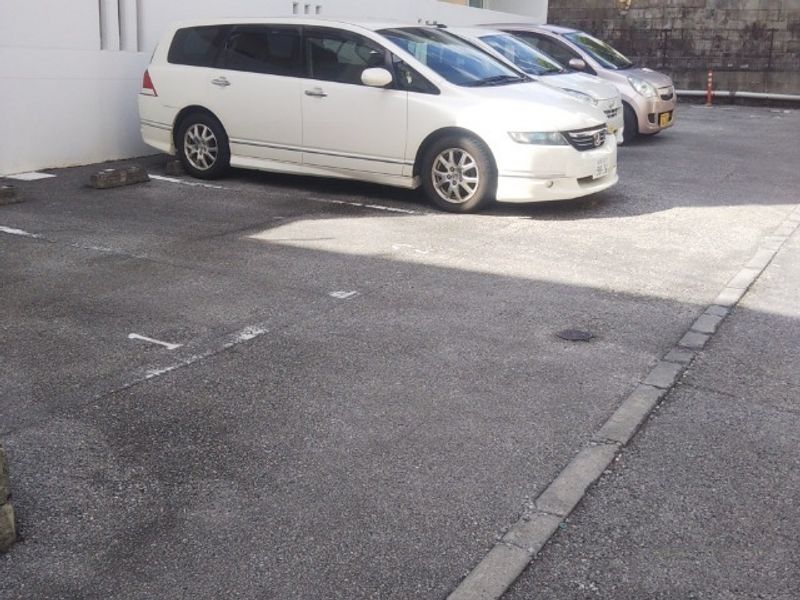 レオパレスビスタヒガワ 駐車場