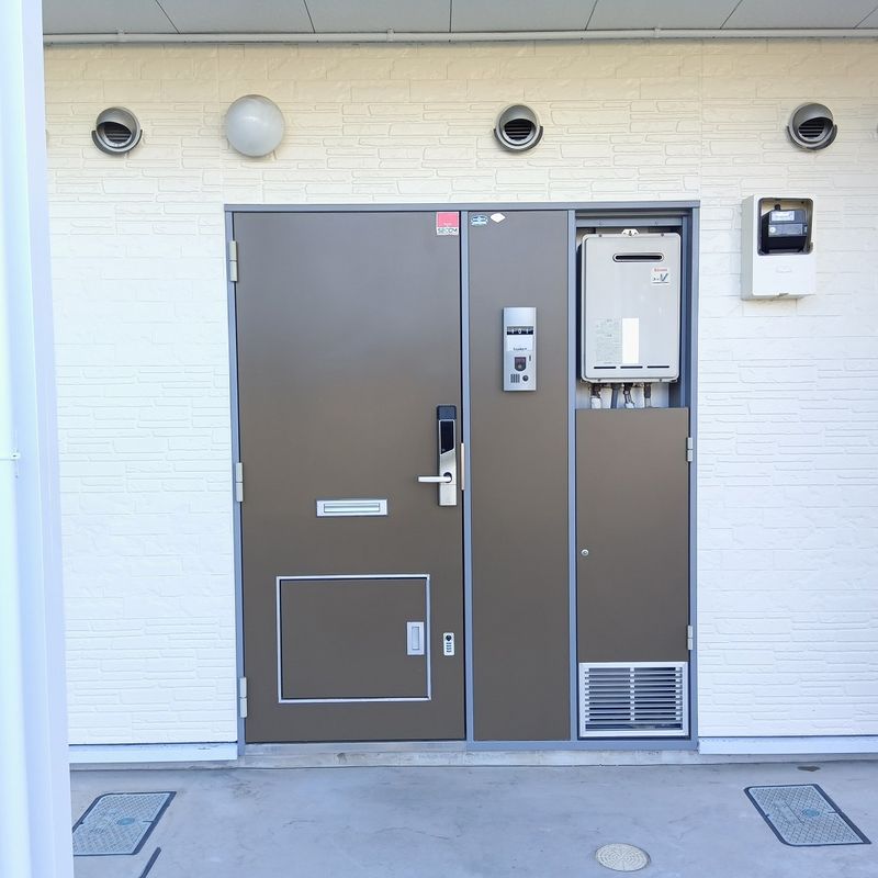 レオパレス久 玄関