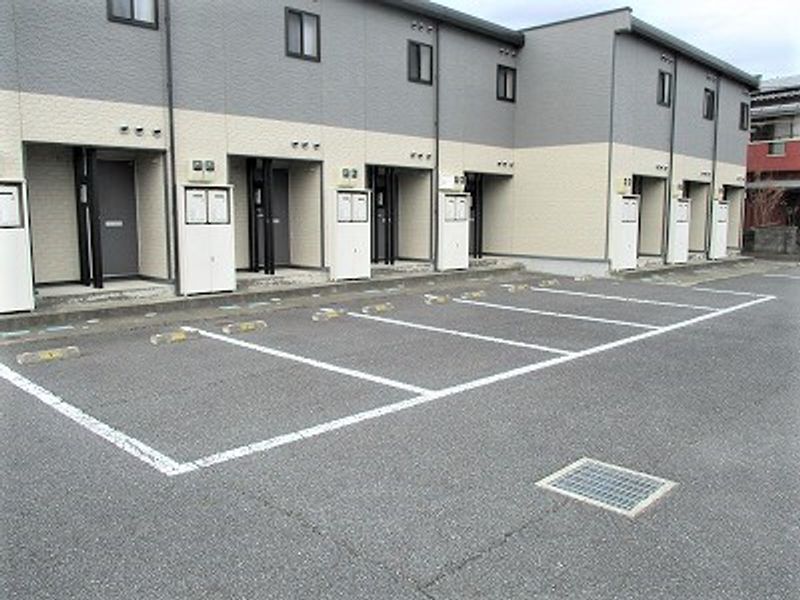 レオパレス石岡 駐車場