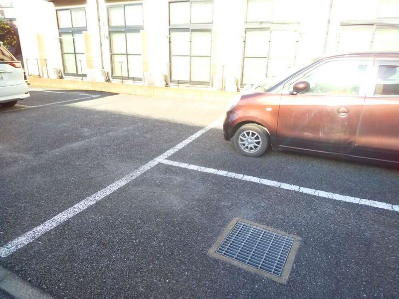 レオパレスサカエ 駐車場