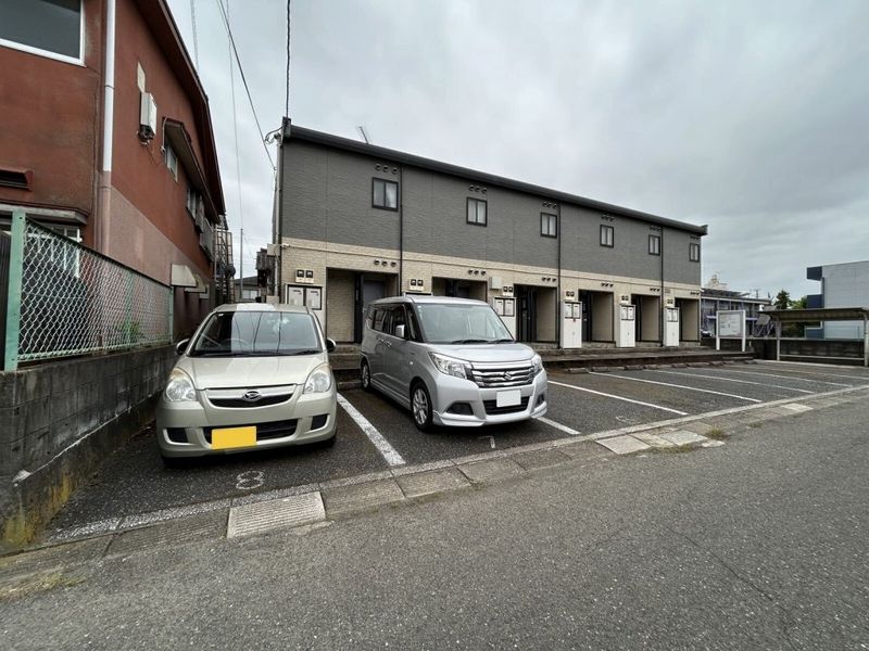 レオパレスエヴァンス 駐車場