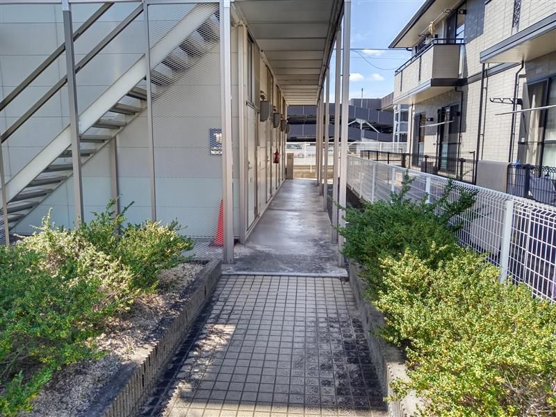 レオパレス方地西 エントランス