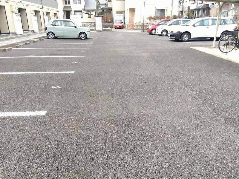レオパレスさぬき 駐車場