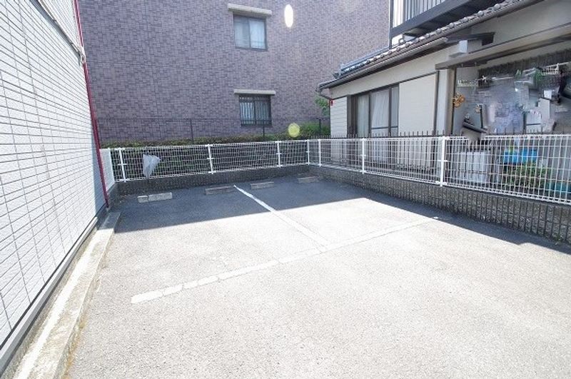 レオパレス２０００ 駐車場