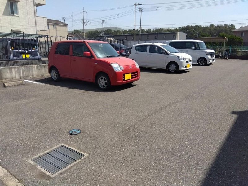 レオパレスメルピーチＳＵＺＵ 駐車場