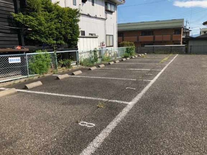 レオパレスロイヤルＩ 駐車場