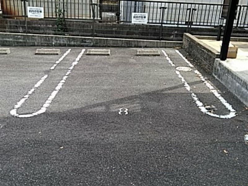 レオパレスルミエール筒井 駐車場