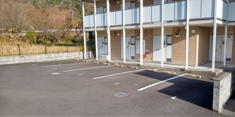 レオパレス真 駐車場