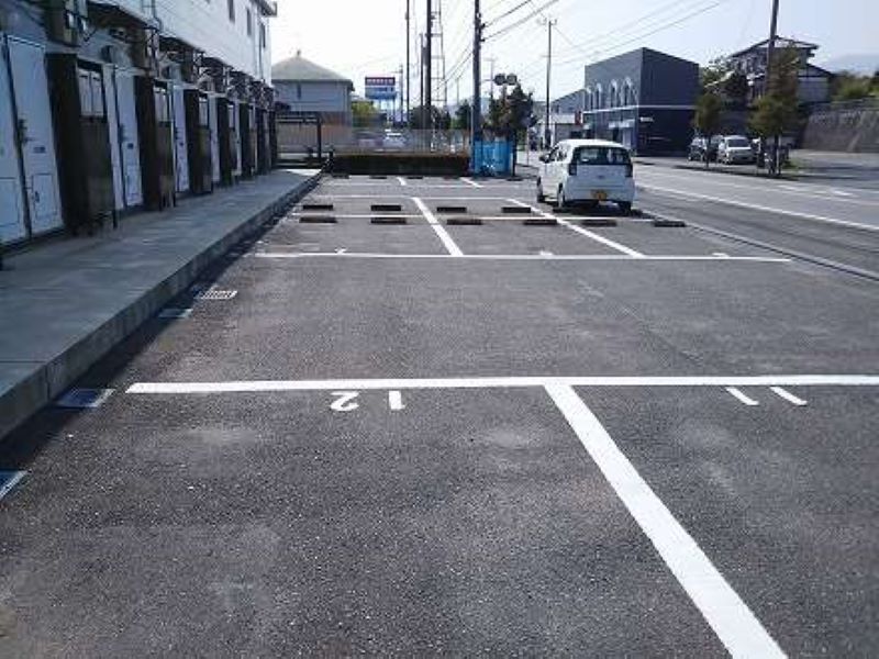 レオパレスいずみ２ 駐車場