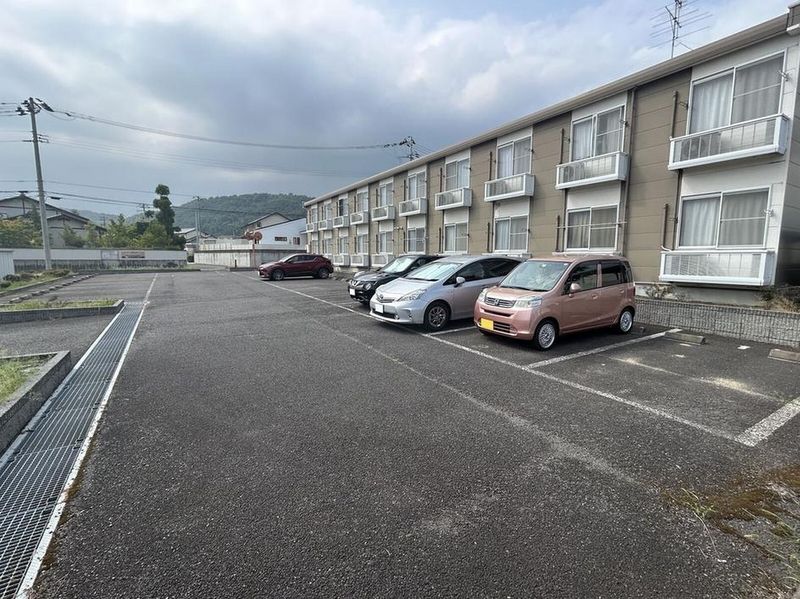 レオパレスピアラⅡ 駐車場