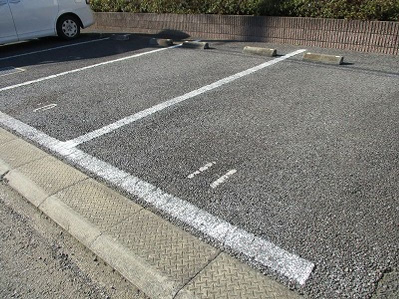 レオパレスルミエール 駐車場