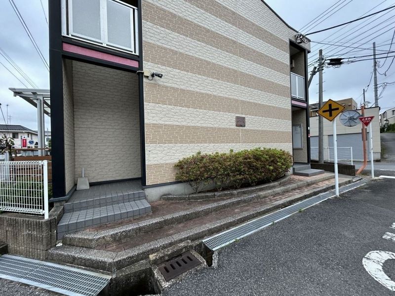 レオパレスウイングコートヤチヨ エントランス