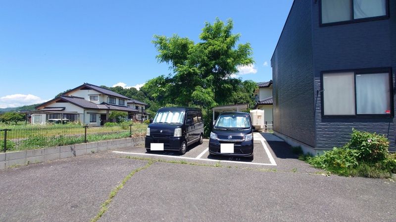レオパレスシャラ３６ 駐車場