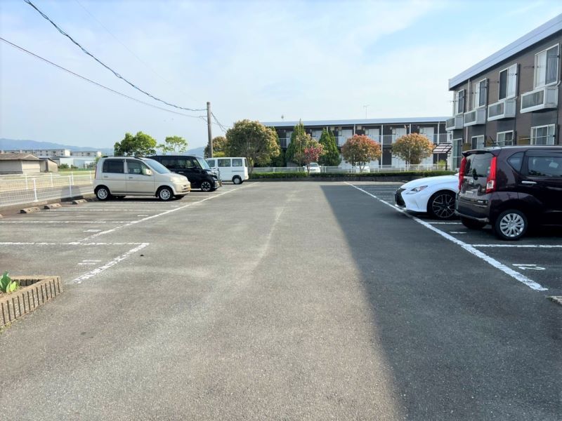 レオパレスチャムフィールド 駐車場