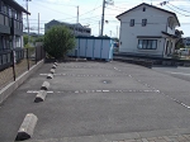 レオパレスシャングリラ２０００ 駐車場
