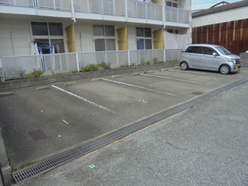 レオパレス毘沙門 駐車場