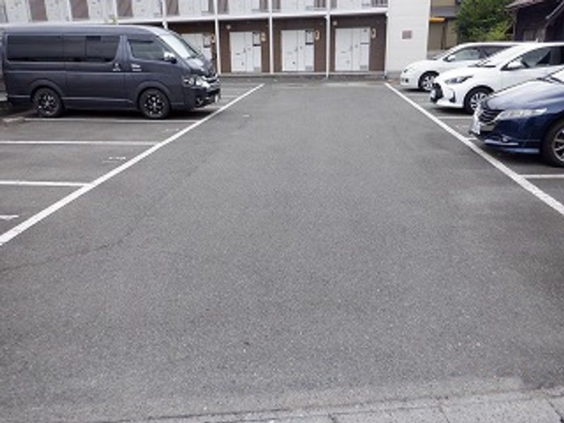 レオパレス旭山 駐車場