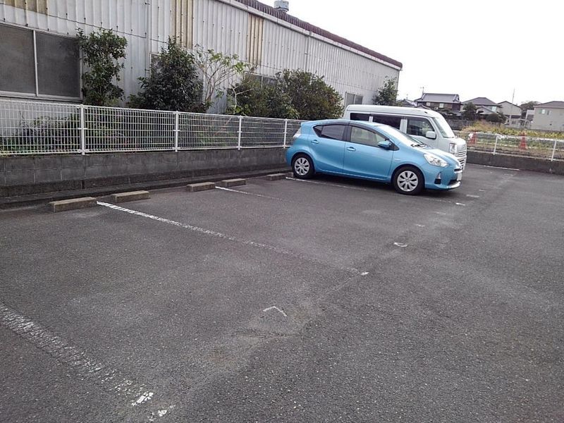 レオパレスウェストヴィラージュ 駐車場
