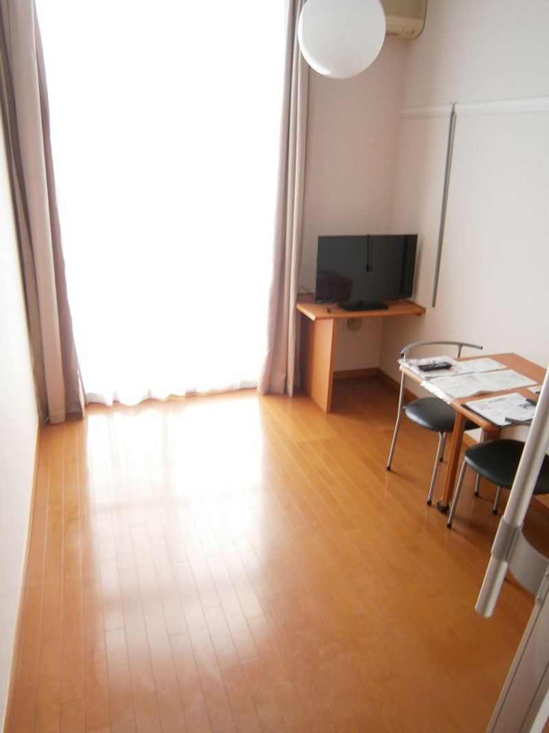 レオパレスシェソワ 居間