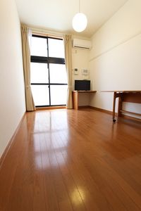 レオパレス藏田 居間