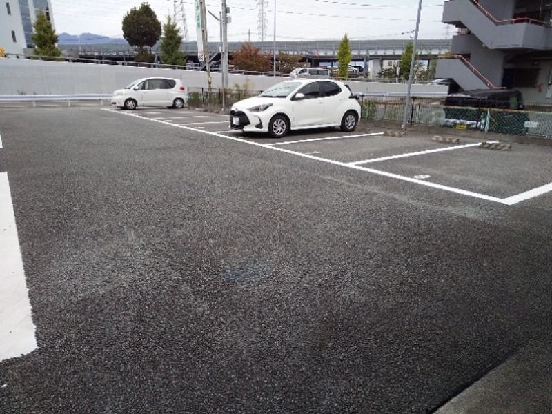 レオパレスＨＥＡＶＥＮ 駐車場