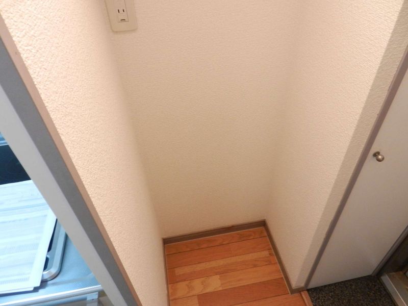 レオパレス友集日 玄関