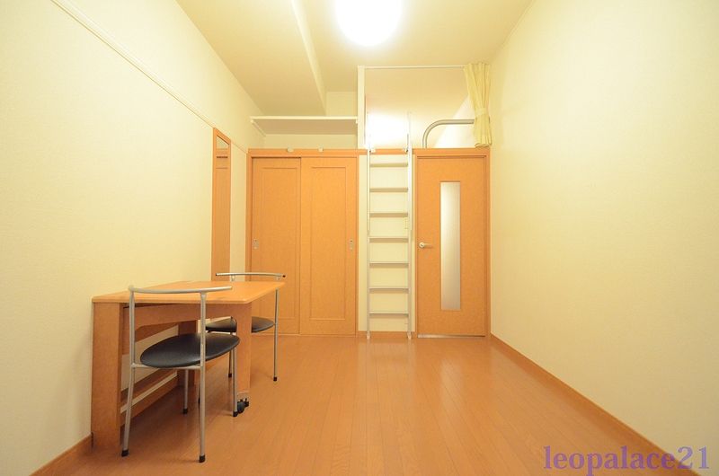 レオパレスドエル三条 寝室