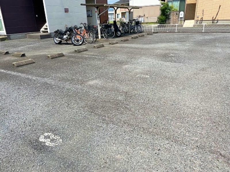 レオパレス矢作２ 駐車場