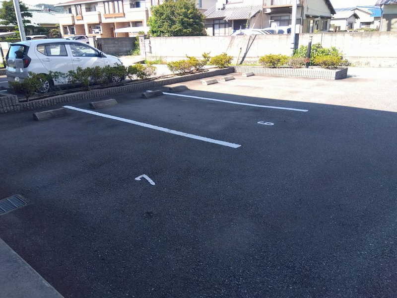 レオパレス宝殿 駐車場