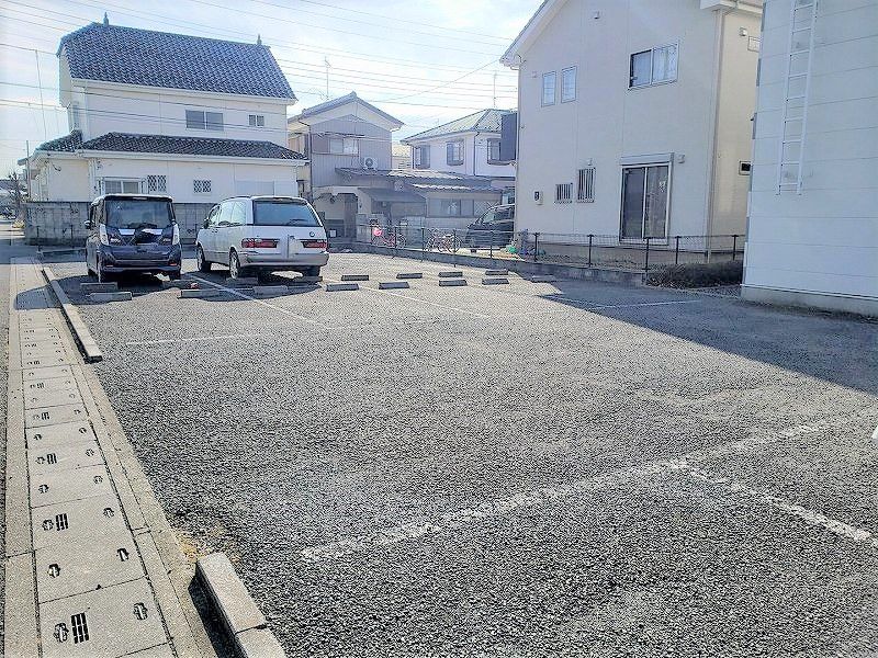 レオパレスＨａｎａｌｅｉ 駐車場