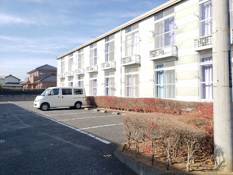 レオパレスプラティＡ 駐車場