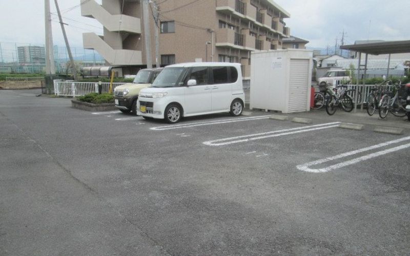 レオパレスローズメロー 駐車場