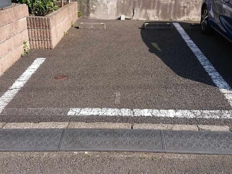 レオパレスサンセール丸山台 駐車場