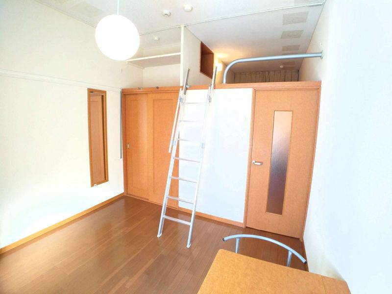 レオパレス春日丘 寝室