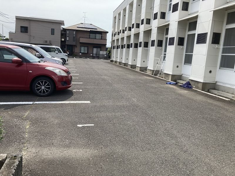 レオパレスミレニアムＫＲ 駐車場