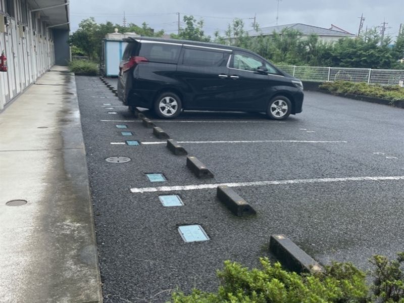 レオパレスプレシオＥ 駐車場