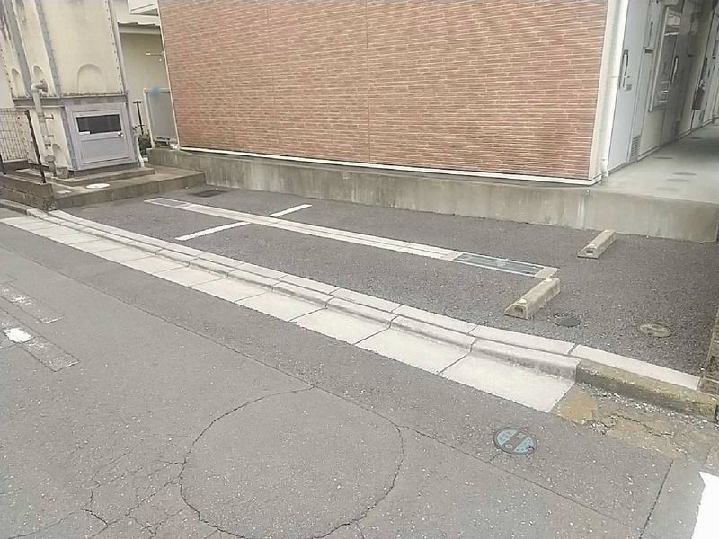 レオパレス彩 駐車場