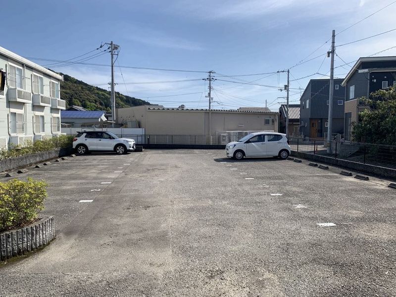 レオパレスクレスト 駐車場