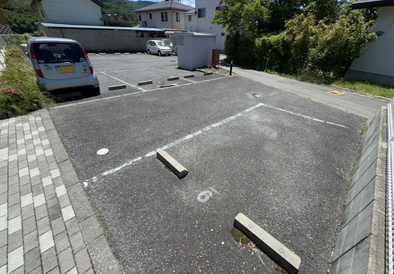 レオパレスすずらん 駐車場