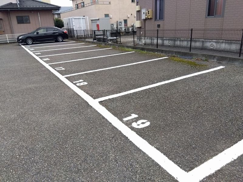 レオパレス西部 駐車場